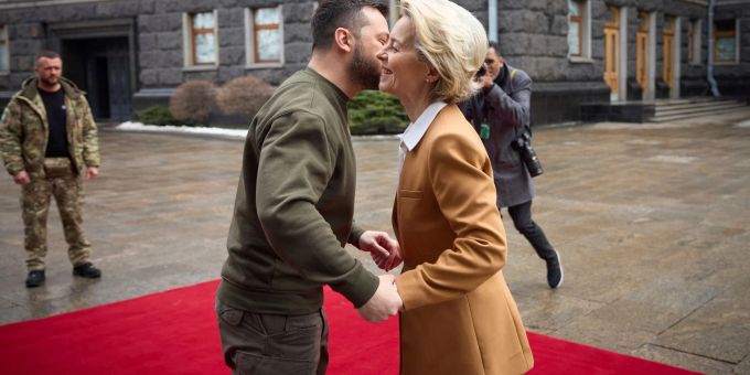 Herzliche Begrüssung in Kiew: Wolodymyr Selenskyj und Ursula von der Leyen. Herzliche Begrüssung in Kiew: Wolodymyr Selenskyj und Ursula von der Leyen.