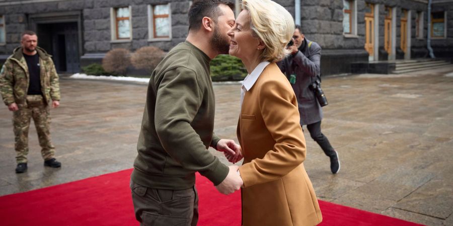 Herzliche Begrüssung in Kiew: Wolodymyr Selenskyj und Ursula von der Leyen.