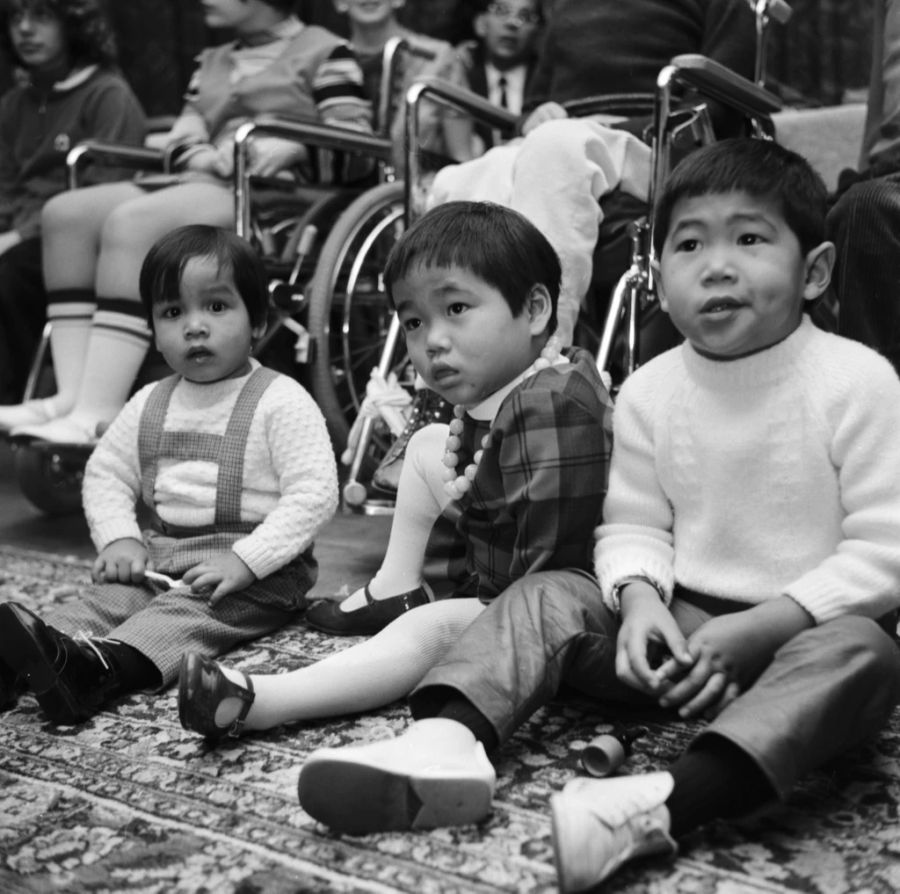 Heute steht die Organisation in der Kritik. Abgebildet: Kriegsgeschädigte Kinder bei einem durch Terre des Hommes organisierten Anlass 1970 in Zürich.