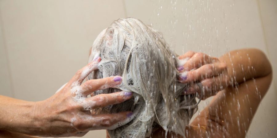 Keratin ist ein natürlicher Bestandteil unserer Haare - und kommt in Shampoos, Spülungen und Co. zum Einsatz.