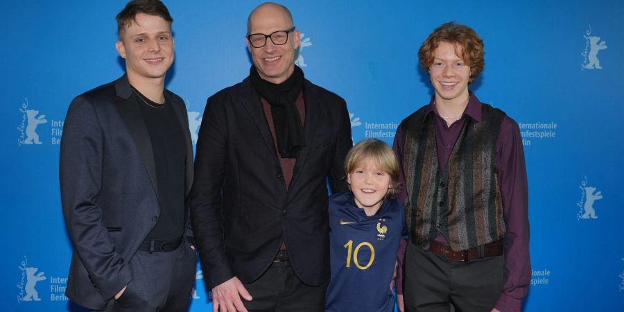 Joachim Meyerhoff (M), Autor der Romanvorlage, kommt mit den Schauspielern Merlin Rose (l-r), Camille Loup Moltzen und Arsseni Bultmann zur Premiere des Films «Wann wird es endlich wieder so, wie es nie war».
