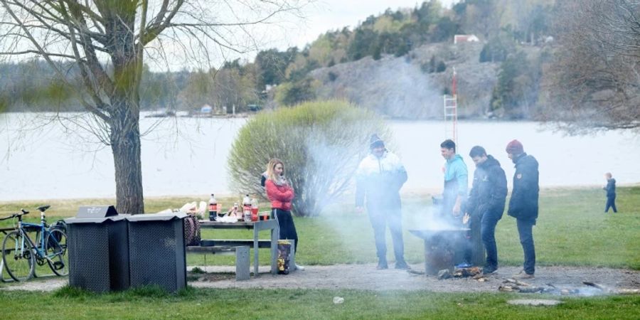 Menschen beim Grillen