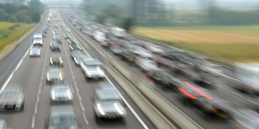 Verkehr auf einer Fernstrasse
