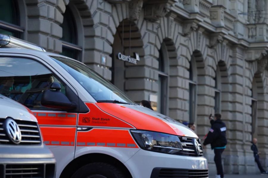 Die Polizei steht vor der Kundgebung am Paradeplatz bereit.