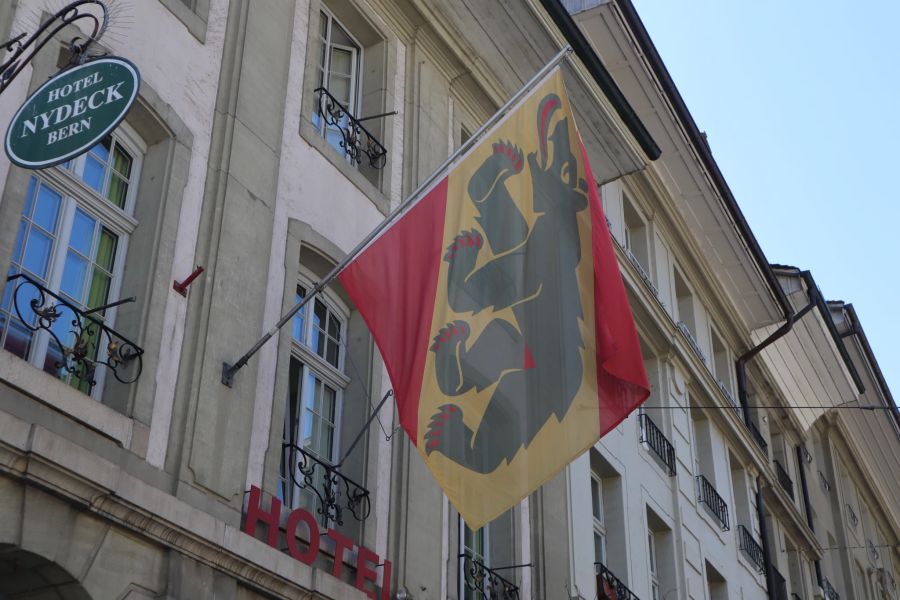 Die Fahne mit dem Wappentier des Kantons Bern, dem Berner Bär, weht in der Altstadt.