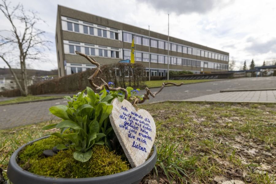 Vor der Schule ist eine Pflanze zum Gedenken an Luise (†12) abgestellt worden.