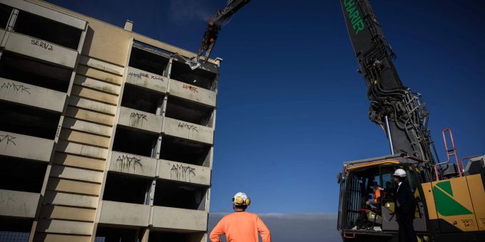 Ein Appartementblock direkt am Wasser muss abgerissen werden - dahinter steckt die Klimakrise. Ein Appartementblock direkt am Wasser muss abgerissen werden - dahinter steckt die Klimakrise.