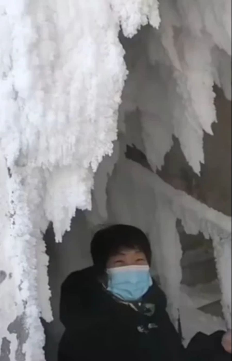 Die «Schneehöhle» im Eingangsbereich des Gebäudes.