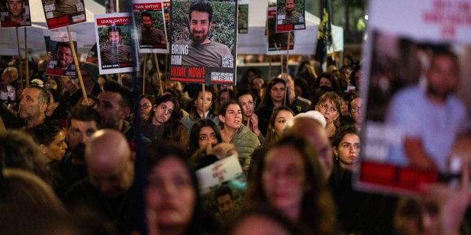 Israelis fordern bei einer Demonstration in Tel Aviv die Freilassung der im Gazastreifen festgehaltenen Geiseln. (Archivbild) Geiseln