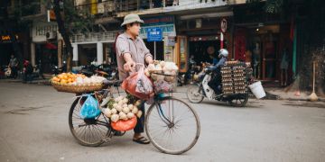 Mann Fahrrad Vietnam Gemüse Gepäckträger