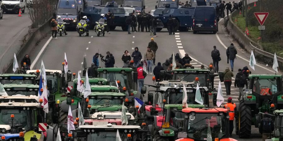 In Frankreich protestieren Landwirte für eine bessere Bezahlung, weniger Bürokratie und Schutz vor Billigimporten.