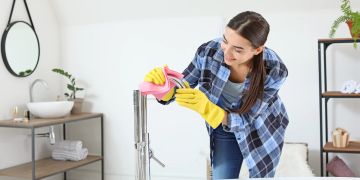 Frau putzt Badezimmer