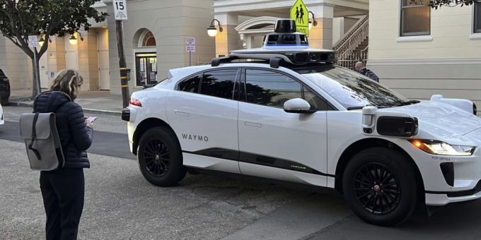 Ein selbstfahrendes Auto der Google-Schwesterfirma Waymo auf einer Strasse in San Francisco im Februar 2023. (Archivbild) waymo