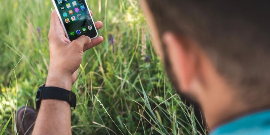 Mann nutzt sein iPhone