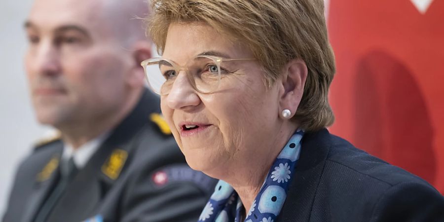 Verteidigungsminister Viola Amherd steht weiterhin zu Armeechef Thomas Süssli (links): «Natürlich halte ich an Armeechef Süssli fest», so Amherd. (Archivbild)