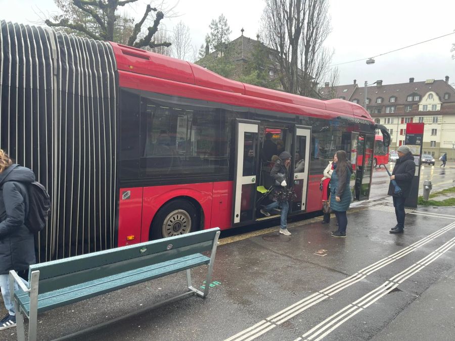 Am Berner Viktoriaplatz hielt ein Bernmobil-Bus nicht an, obwohl Passagiere einsteigen wollten.