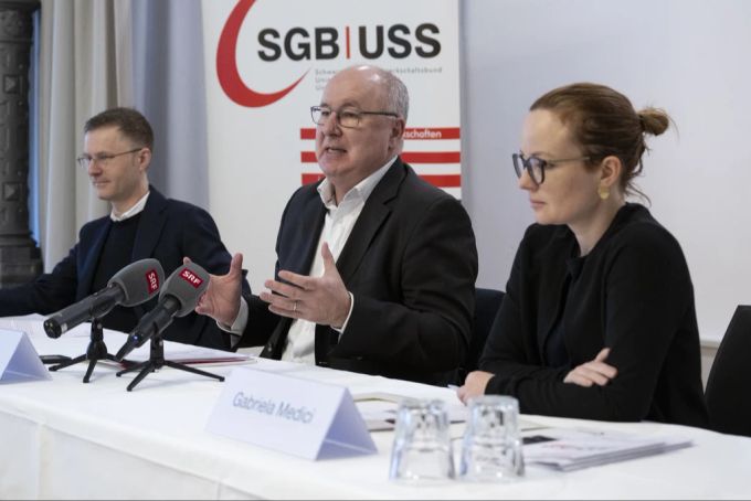 Pierre Yves Maillard, Präsident, Mitte, Daniel Lampart, Chefökonom, links, und Gabriela Medici, stellvertretende Sekretariatsleiterin vom Schweizerischen Gewerkschaftsbund SGB, äussern sich 13. ahv-rente