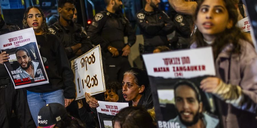 dpatopbilder - Demonstranten blockieren die Strasse während einer Demonstration, bei der die sofortige Freilassung aller israelischen Geiseln in Gaza gefordert wird. Foto: Ilia Yefimovich/dpa