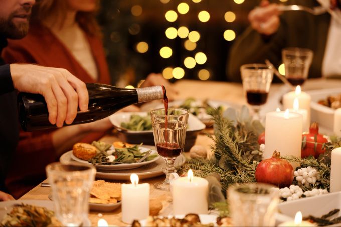 Abendessen mit Wein und Deko. (Symbolbild)