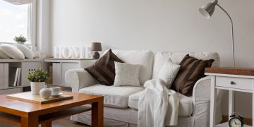 Kleines Wohnzimmer mit Couch und Tisch