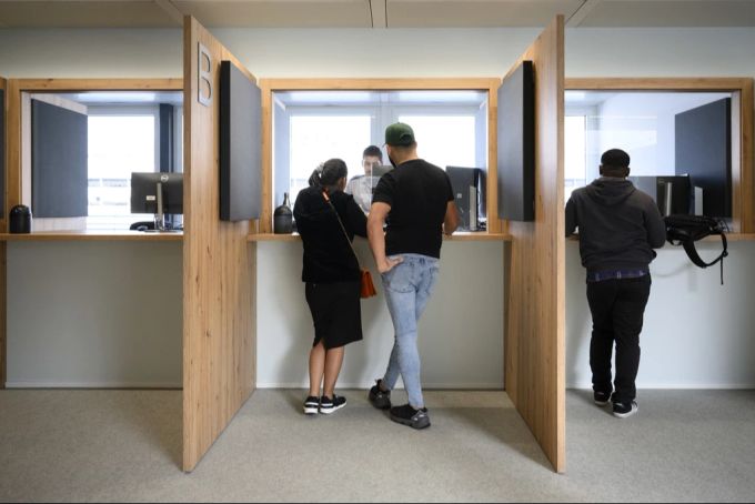 Personen warten an den Schaltern des Zivilstandsamts Lausanne anlässlich deren Einweihung am 6. März 2023. Zivilstandsamt Lausanne