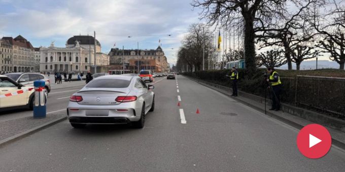 Mittelschwer verletzt - Auto kollidiert in Zürich mit Fussgängerin