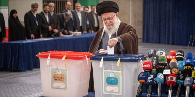 Irans Religionsführer Ajatollah Chomeini während seiner Stimmabgabe in Teheran, Iran. Ajatollah Chamenei Iran