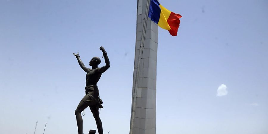 ARCHIV - Eine tschadische Flagge weht auf dem «Place de Le Nation» (Platz der Nation) in der tschadischen Hauptstadt N'Djamena. Foto: Sunday Alamba/AP/dpa