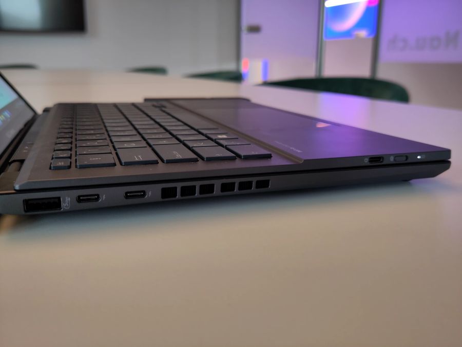 Das Asus Zenbook Duo hat auf der linken Seite einen USB-A- und zwei USB-C-Anschlüsse.