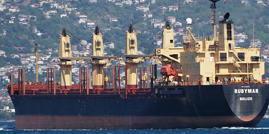 ARCHIV - Der Frachter «Rubymar» fährt im Bosporus vor Istanbul. Foto: Dietmar Hasenpusch/hasenpusch-photo/dpa