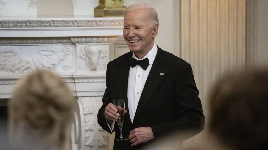 Nun legt der US-Präsident aber noch einmal einen drauf und gibt intime Details über das Liebesleben der beiden preis.