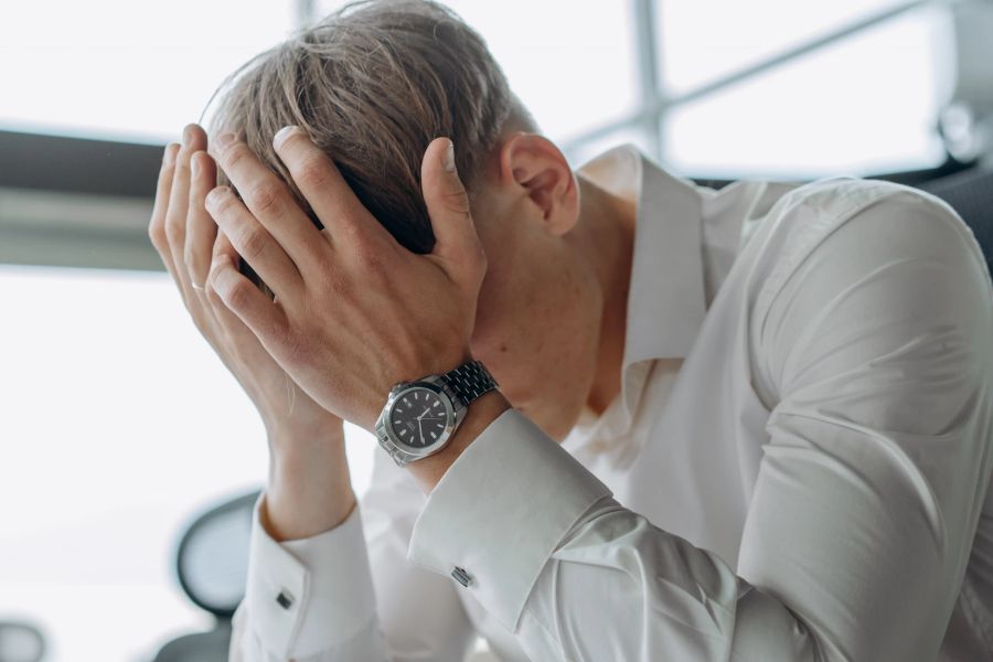 Dies kann bis zu einem Burnout führen. (Symbolbild)