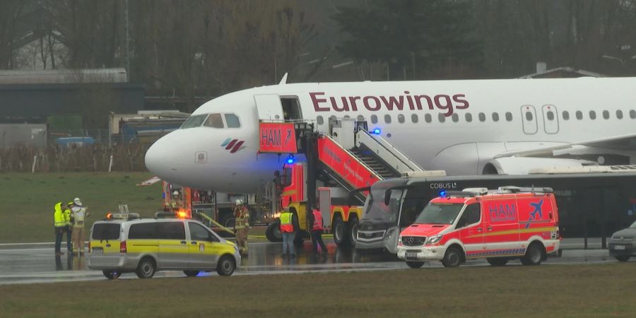 Bei der Landung eines Flugzeugs am Hamburger Flughafen sind nach Polizeiangaben zwei Reifen geplatzt.