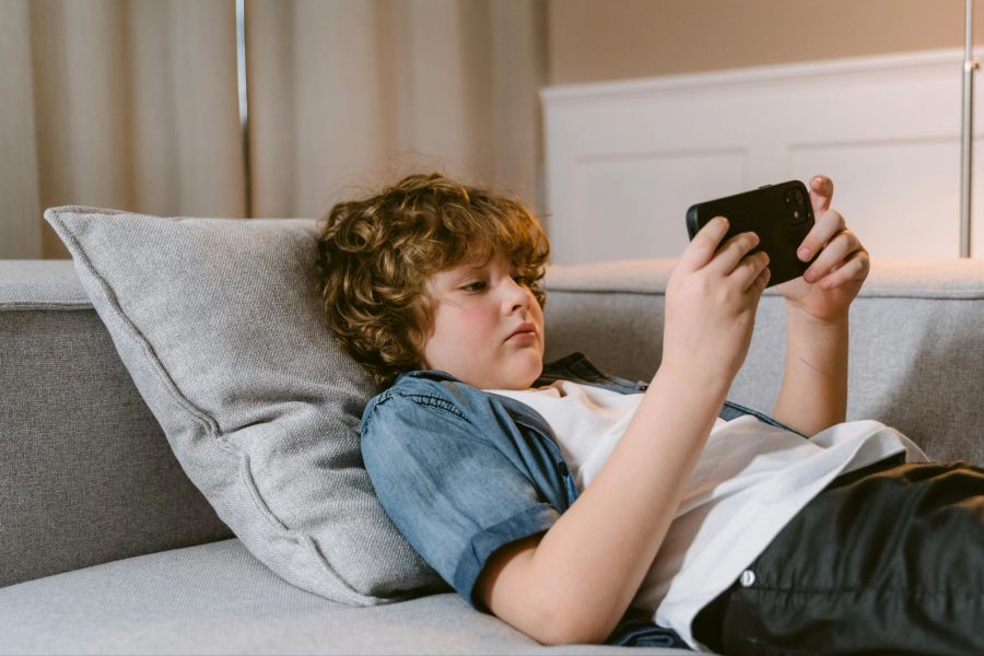 Smartphones können die Entwicklung von Kindern beeinflussen. (Archivbild)