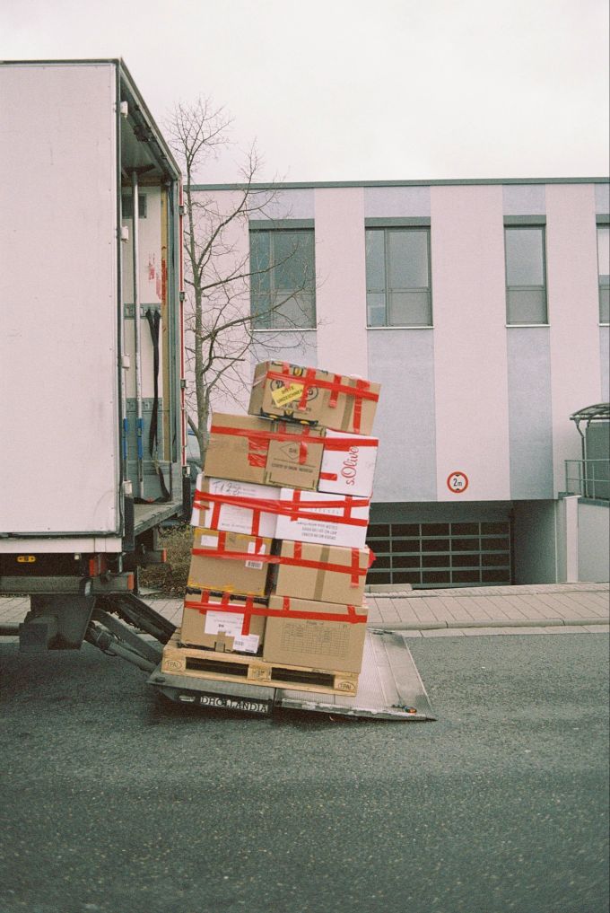 Wenn der Jackpot geknackt ist, könnte für den Gewinner ein Umzug von Vorteil sein. (Symbolbild) Umzug Umzugswagen Kisten Jackpot