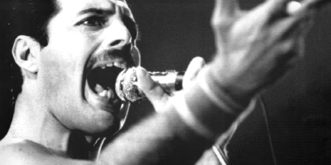 Freddie Mercury, Leadsänger der britischen Rockgruppe Queen, bei einem Auftritt im September 1984. Freddie Mercury