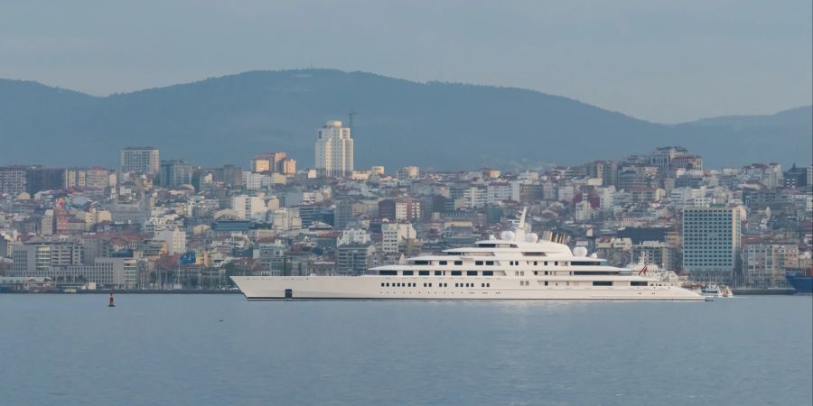 Die längste Jacht der Welt «Azzam» im Hafen von Vigo.