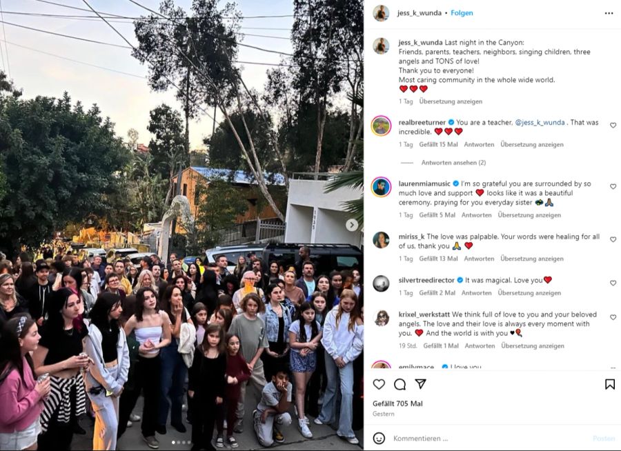 Viele Menschen aus der Nachbarschaft nahmen an der Trauerfeier teil.