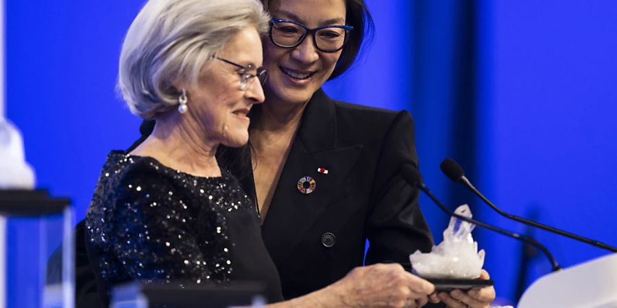 Michelle Yeoh nimmt den Crystal Award von Hilde Schwab zum WEF-Auftakt am Montagabend in Davos entgegen.