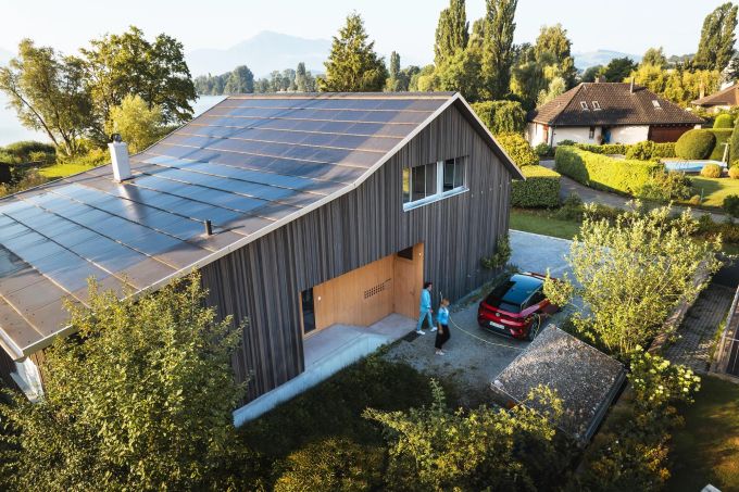 Dank der Zusammenarbeit mit Helion geht Stromsparen ganz einfach. Mit einer Photovoltaik-Heimladestation lässt sich dein Auto bequem, günstig und emissionsfrei laden. Clyde