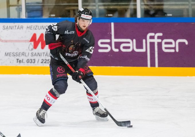 Gil Reymondin hat die beste Chance des Spiels für den EHC Thun. EHC Thun Gil Reymondin