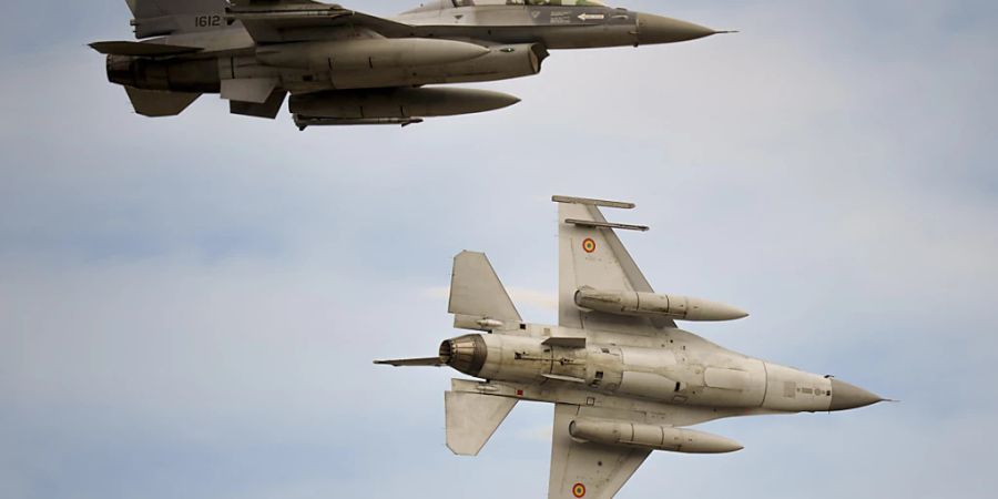 dpatopbilder - ARCHIV - F-16-Kampfflugzeuge bei Trainingsflügen. «Ich denke, dass wir in diesem Jahr die ersten F-16-Luftsiege in der Ukraine erringen werden», sagt der ukrainische Aussenminister Kuleba. Foto: Vadim Ghirda/AP