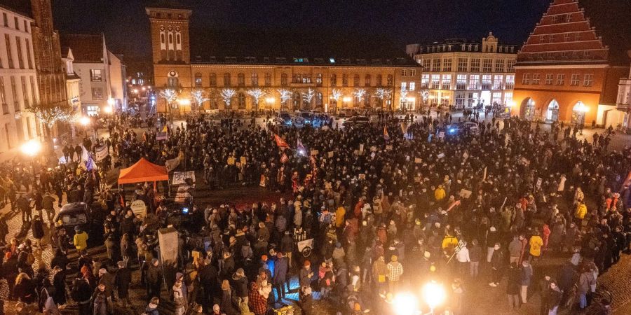 Auf dem Markt demonstrieren zahlreiche Menschen gegen die AfD und gegen Rechtsextremismus.