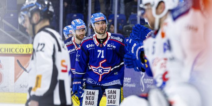 Klotens Stürmer Michael Loosli feiert seinen Treffer zum 2:0 im Derby der National League gegen die ZSC Lions. National League