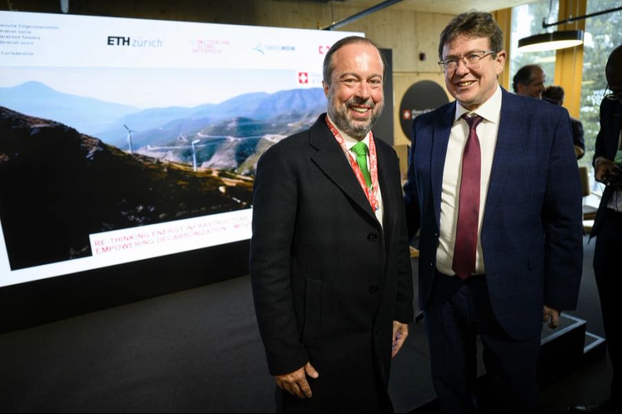 Energieminister Albert Rösti (rechts) posiert mit Alexandre Silveira de Oliveira, Minister für Minen und Energie in Brasilien, vor einer Podiumsdiskussion im «House of Switzerland» am Rande des WEF 2024, am 17. Januar 2024.