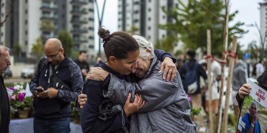 Eine Frau (r), die von der Hamas als Geisel gehalten wurde, umarmt ihre Freundin. Foto: Ilia Yefimovich/dpa