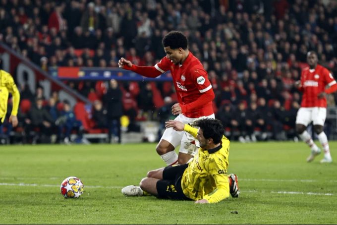 Foul oder nicht? Mats Hummels grätscht im Elfmeterraum, trifft zuerst den Ball, aber dann den Gegner. Der Schiri entscheidet auf Penalty gegen den BVB. BVB