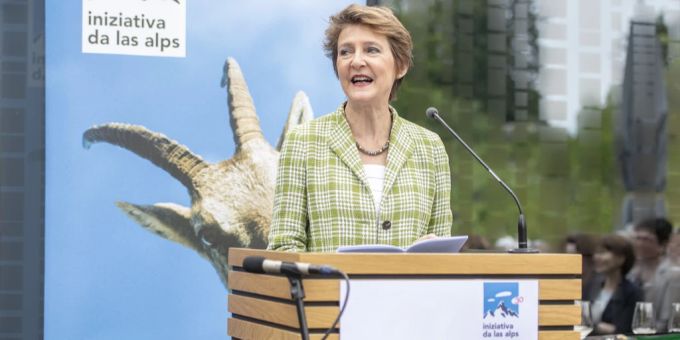 Die damalige Bundesrätin Simonetta Sommaruga bei ihrer Rede anlässlich der Feierlichkeiten des 30. Jubiläums des Vereins Alpen-Initiative, am Samstag, 18. Mai 2019, in Goldau. Alpen-Initiative Simonetta Sommaruga 30