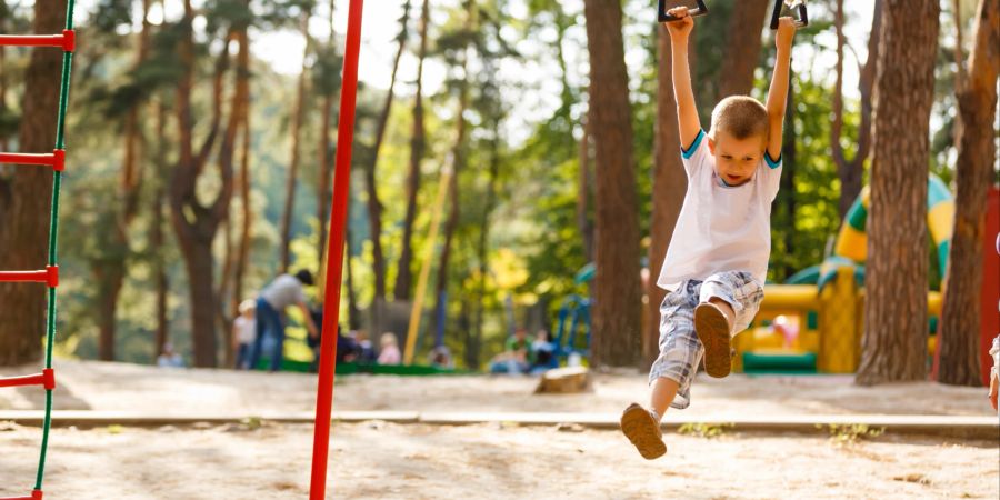 Kind auf Spielplatz