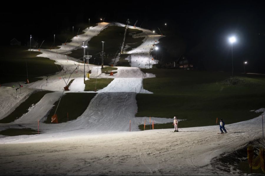 Dem könnten Skigebiete in tiefen Lagen mit Beschneiung zum Teil entgegenwirken, erklärt Knutti.